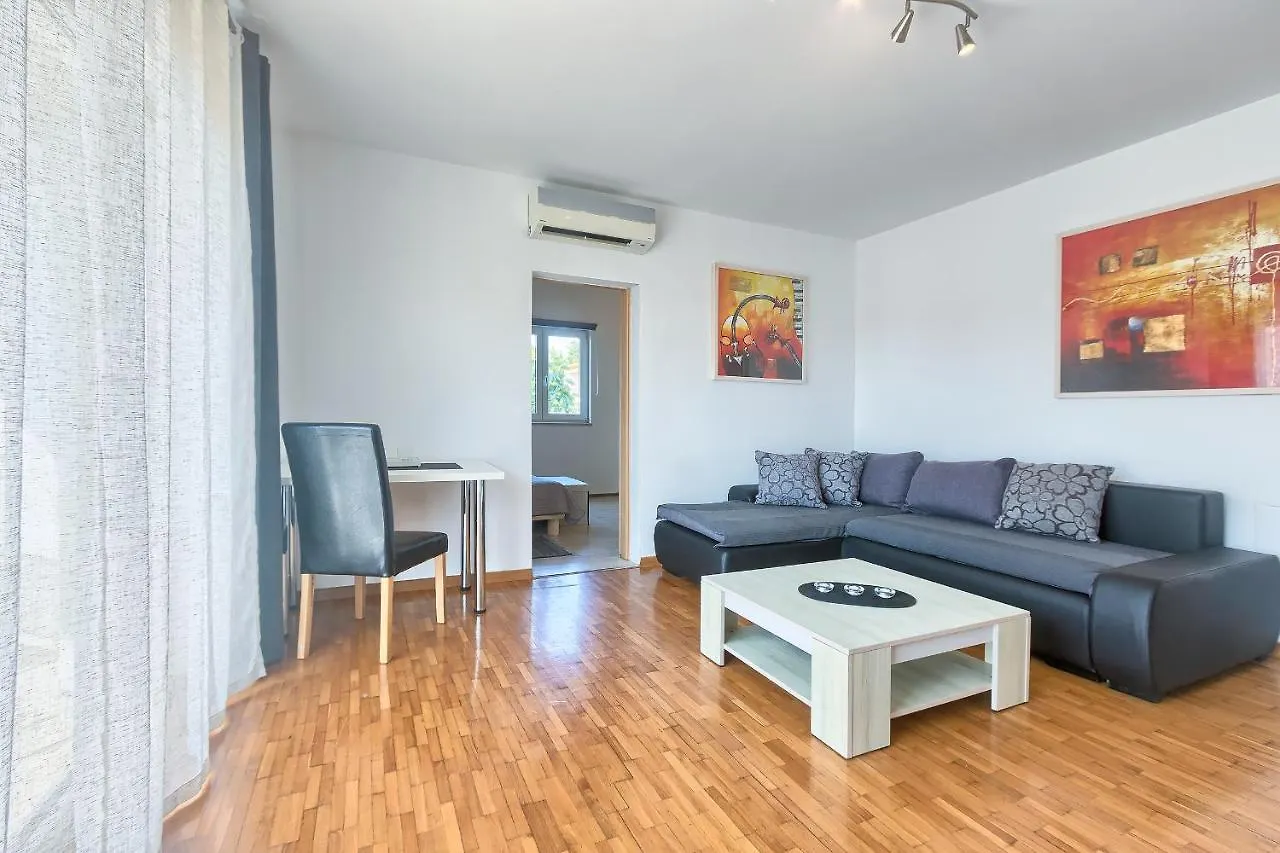 Apartman Tony Pula 0*,